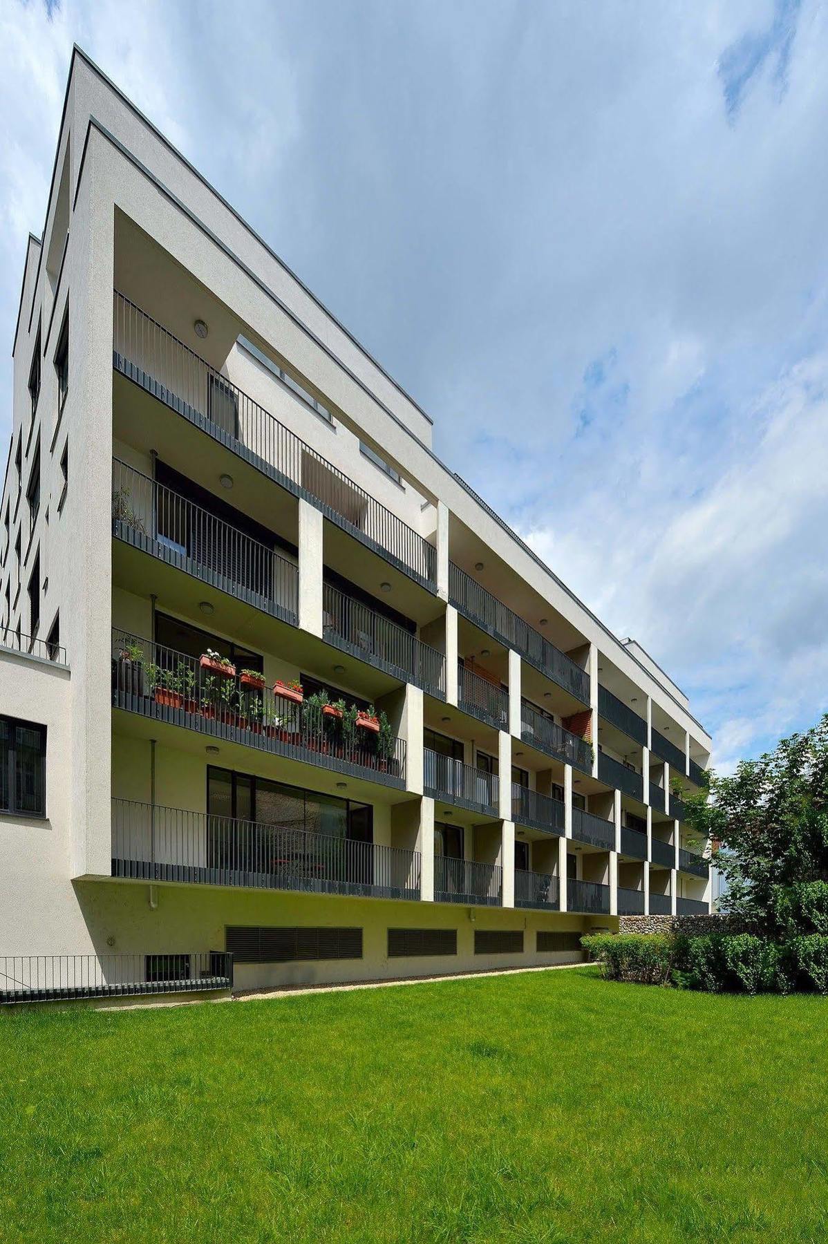 Ambiente Serviced Apartments - Dunajska Bratislava Bagian luar foto