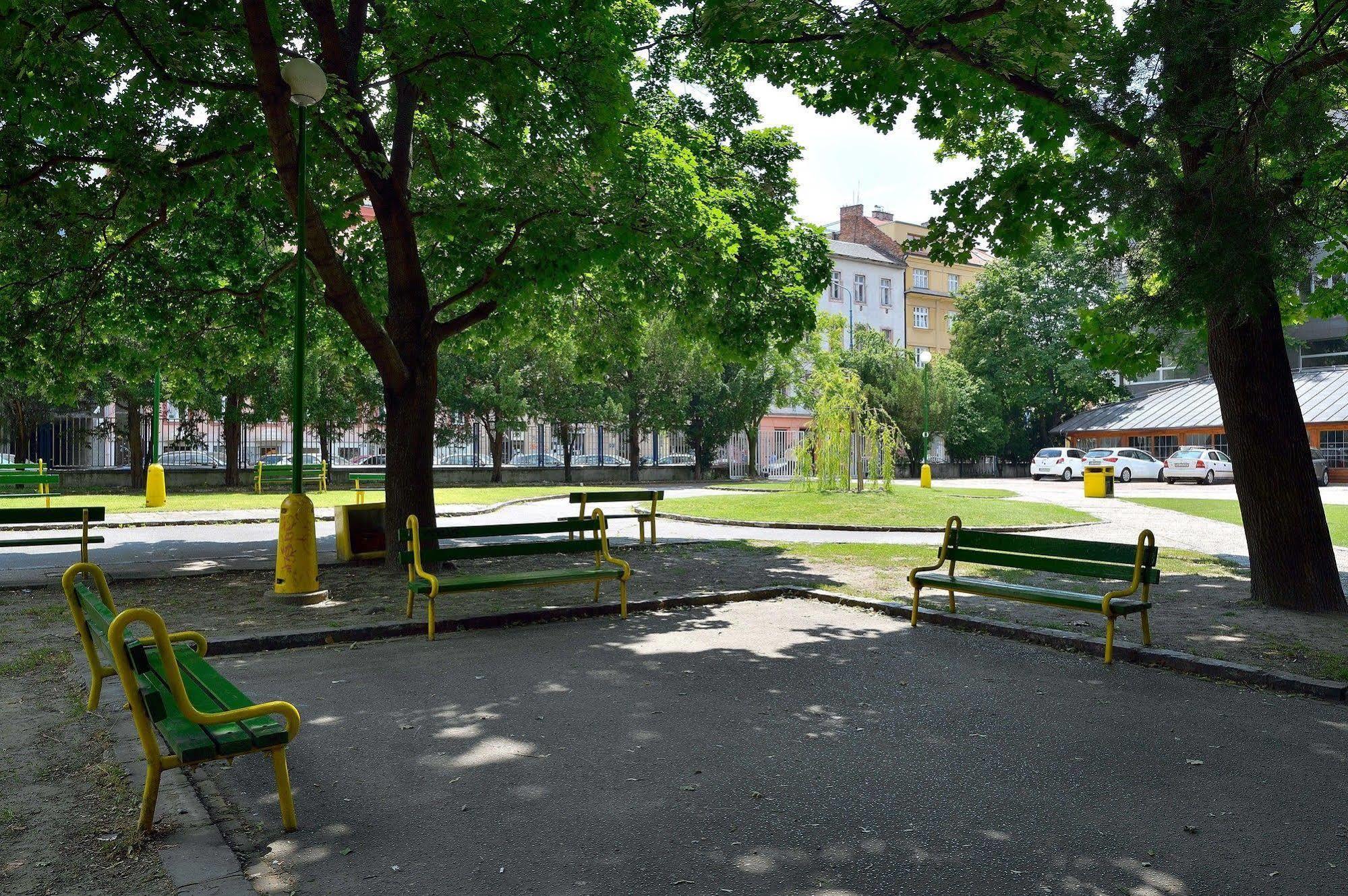 Ambiente Serviced Apartments - Dunajska Bratislava Bagian luar foto