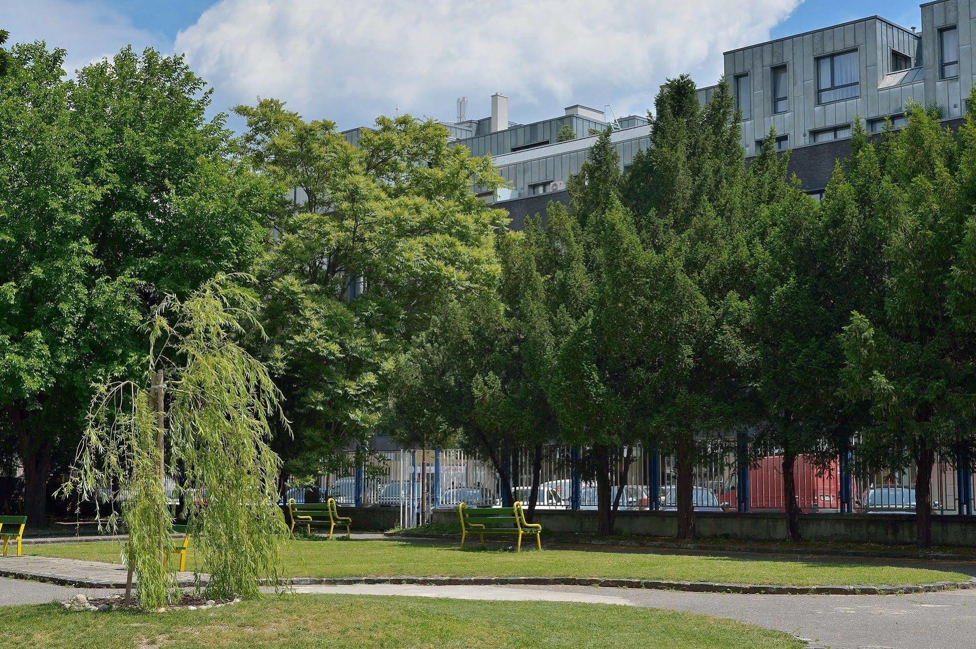 Ambiente Serviced Apartments - Dunajska Bratislava Bagian luar foto