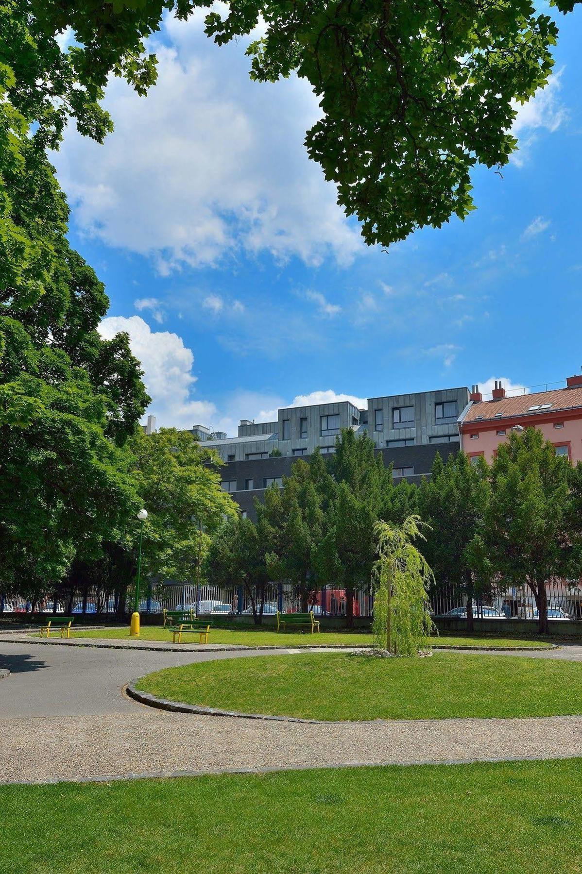 Ambiente Serviced Apartments - Dunajska Bratislava Bagian luar foto