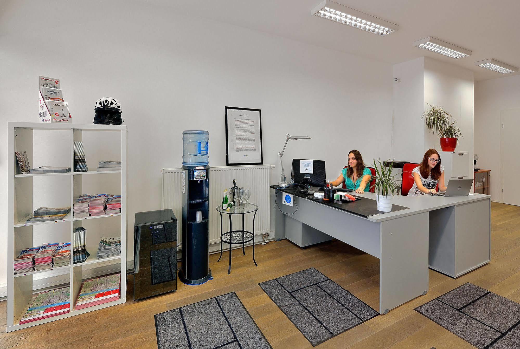 Ambiente Serviced Apartments - Dunajska Bratislava Bagian luar foto