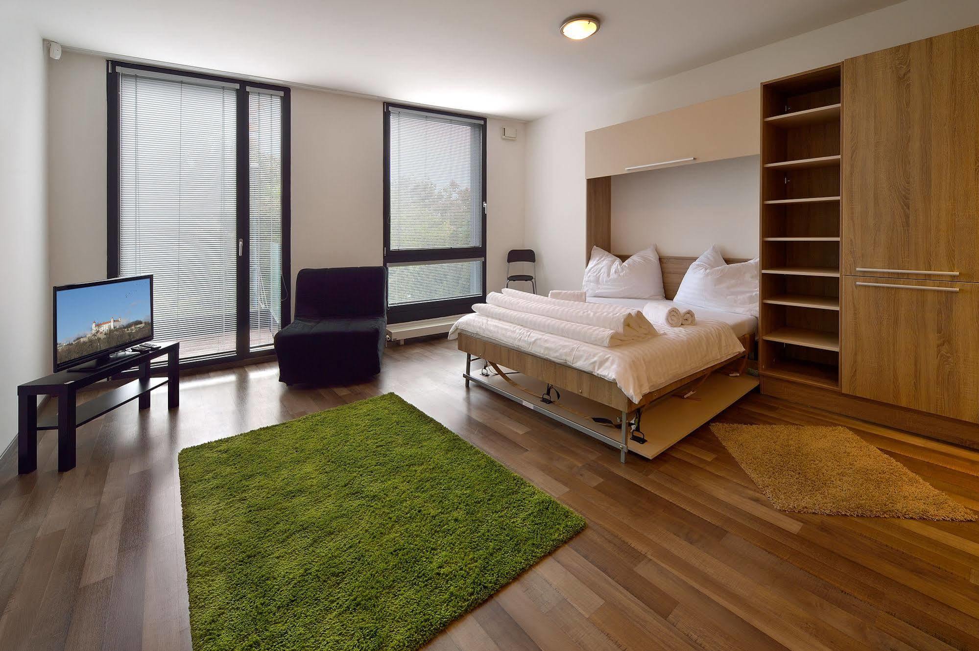 Ambiente Serviced Apartments - Dunajska Bratislava Bagian luar foto