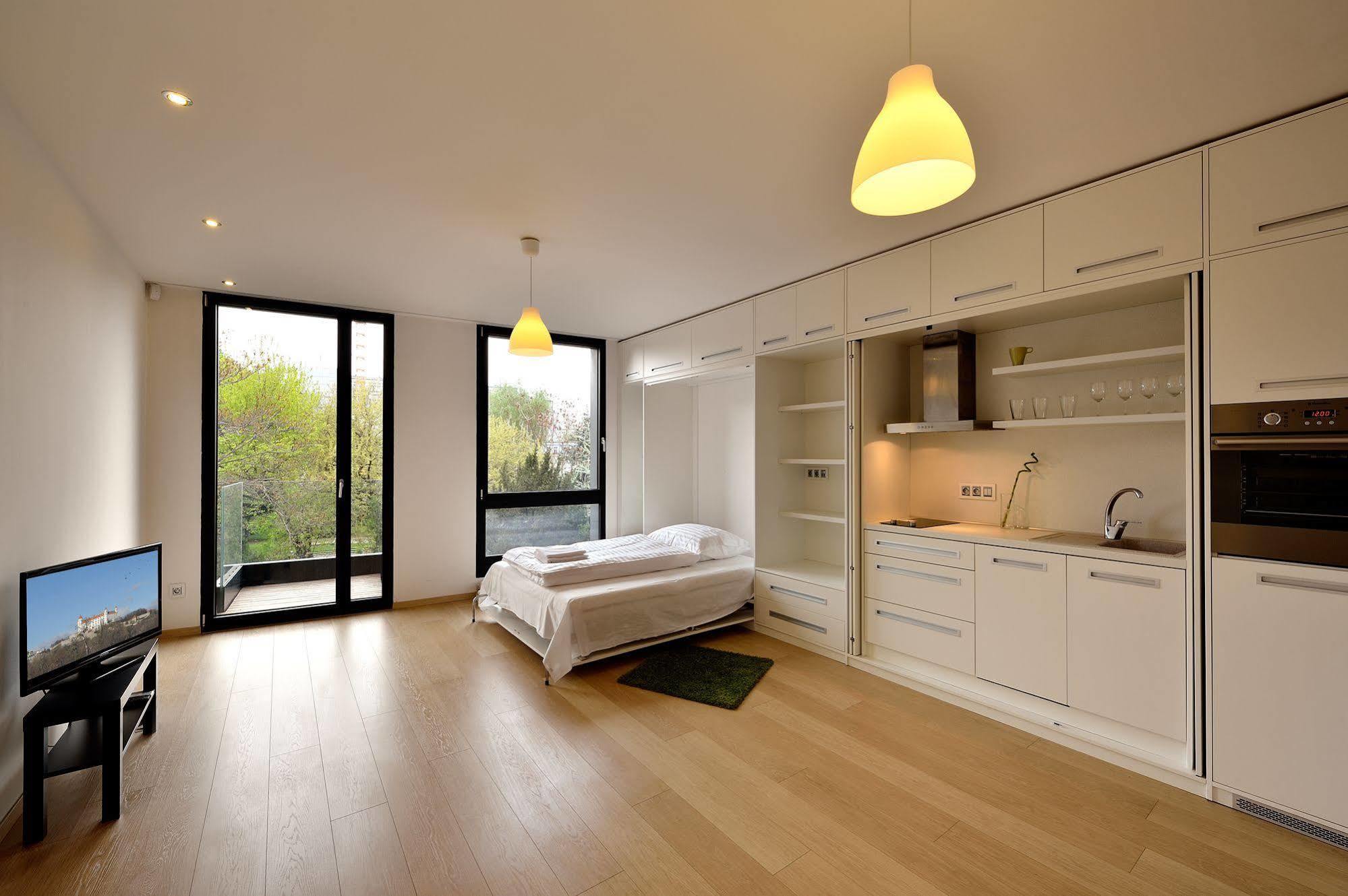 Ambiente Serviced Apartments - Dunajska Bratislava Bagian luar foto