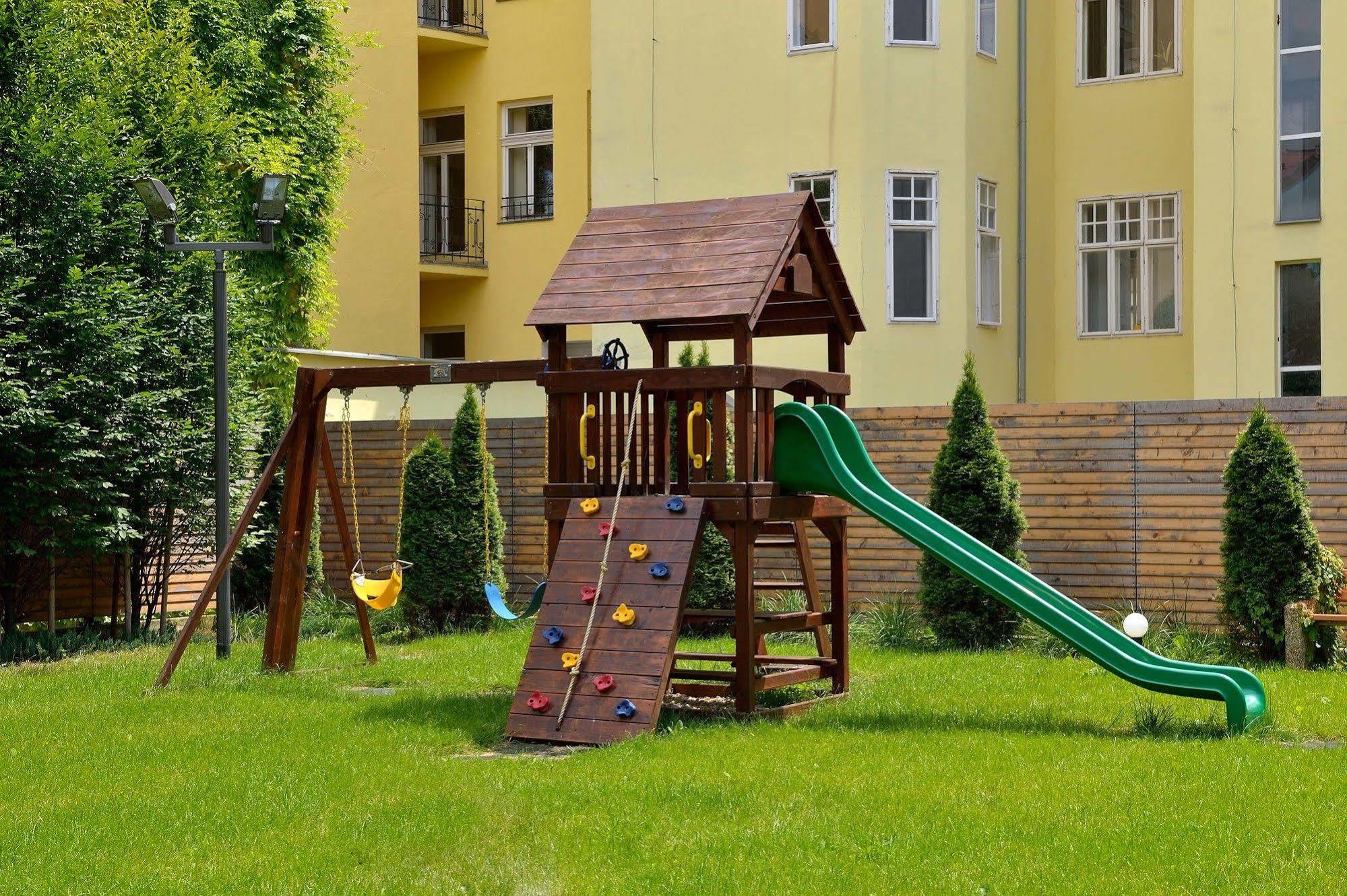 Ambiente Serviced Apartments - Dunajska Bratislava Bagian luar foto